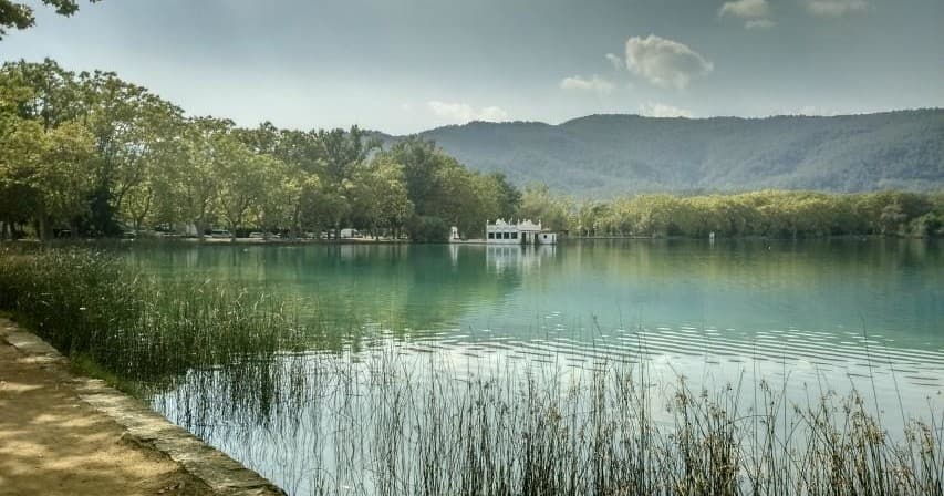 Land Adventures in Girona: Bañolas & Besalú Excursion