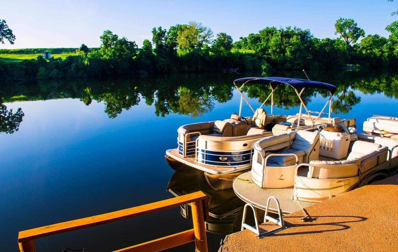 Private Pontoon Charter on the Missouri River: Omaha's Relaxed Water Escape photo 1