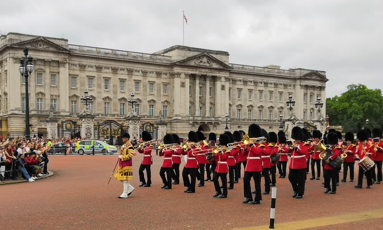 Buckingham Palace Tour & Guard Ceremony in London
