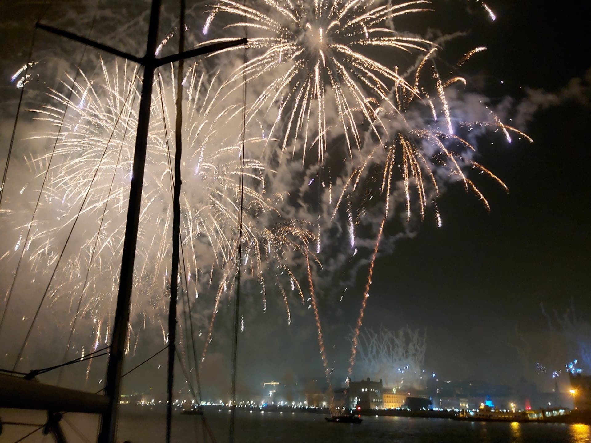 Water-Activities: Breeze Passion New Year's Cruise in Lisbon