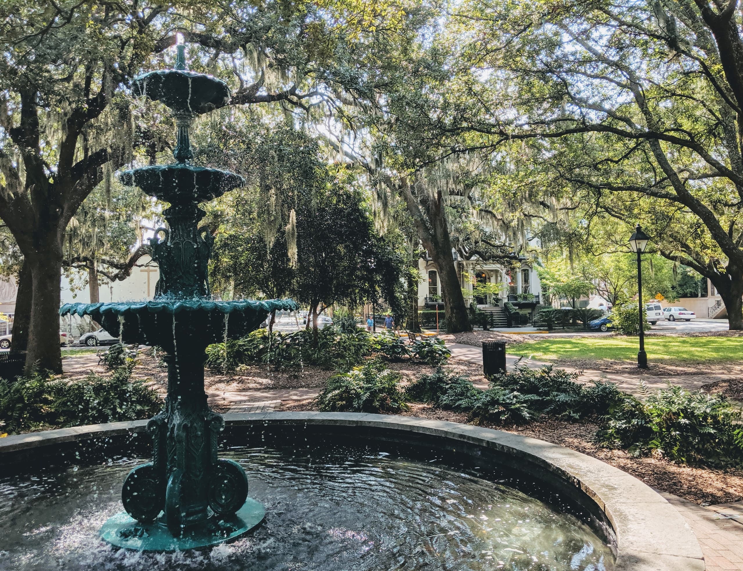 Savannah History Tour by DTours: Victorian & Cemetery Highlights