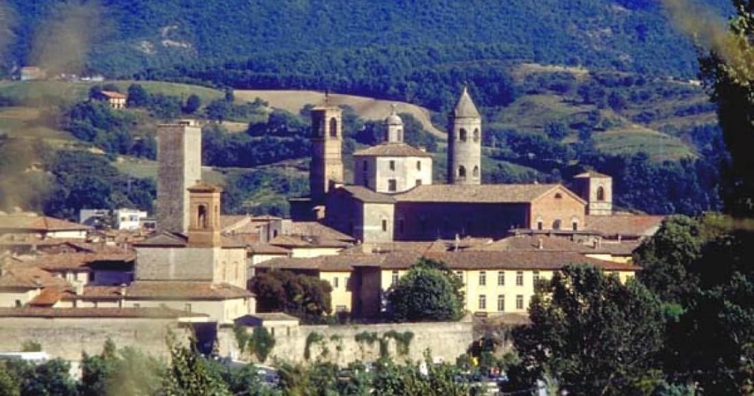 Medieval Walking Tour & Historic Race in Umbria
