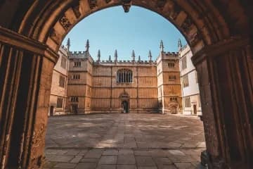 Exploring Oxford: Tailored Group Walking Tours Through History and Literature