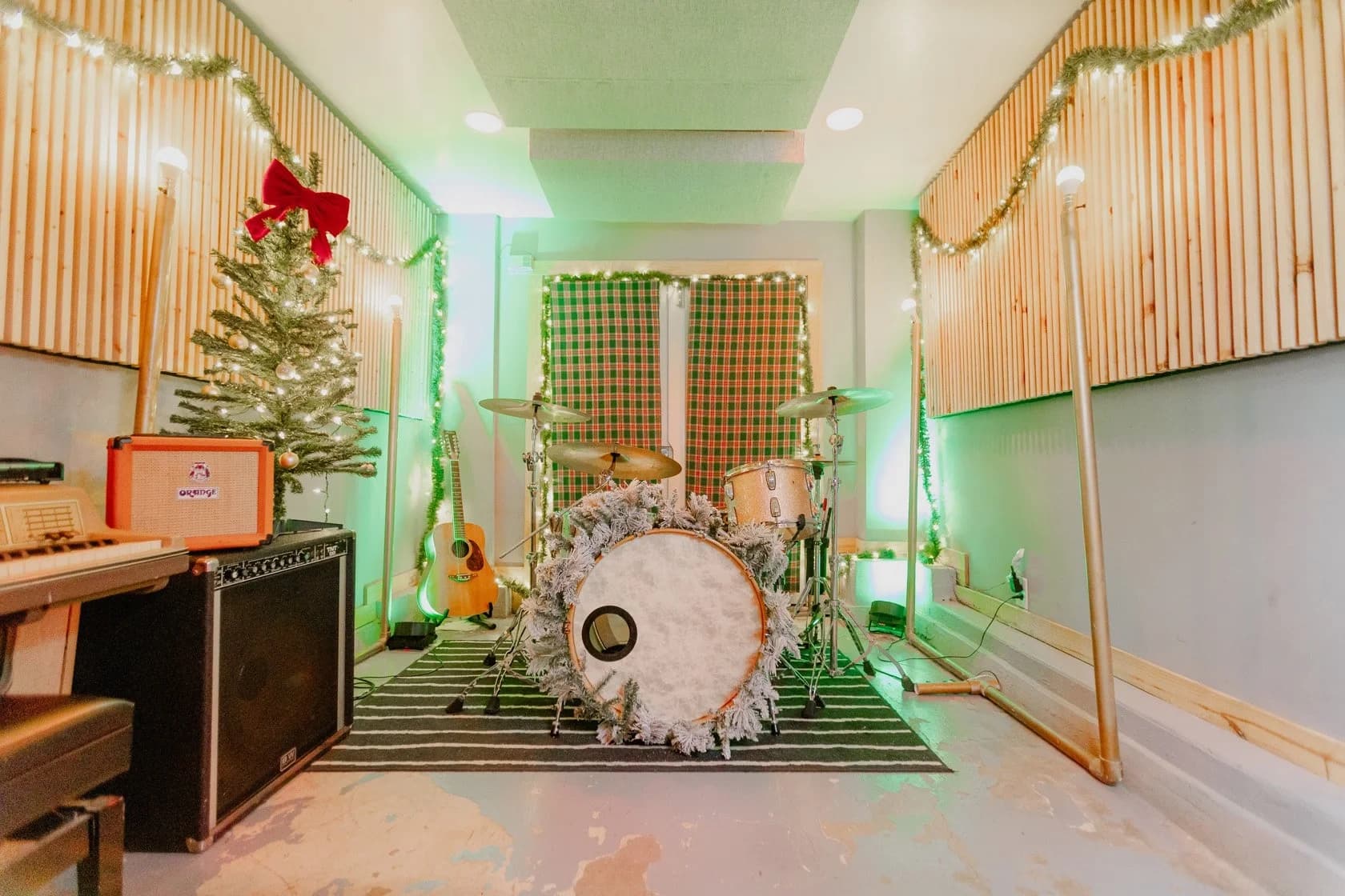 Nashville Christmas Pop-Up Experience: Music Row Studio & Elf-Themed Bar Tour photo 2