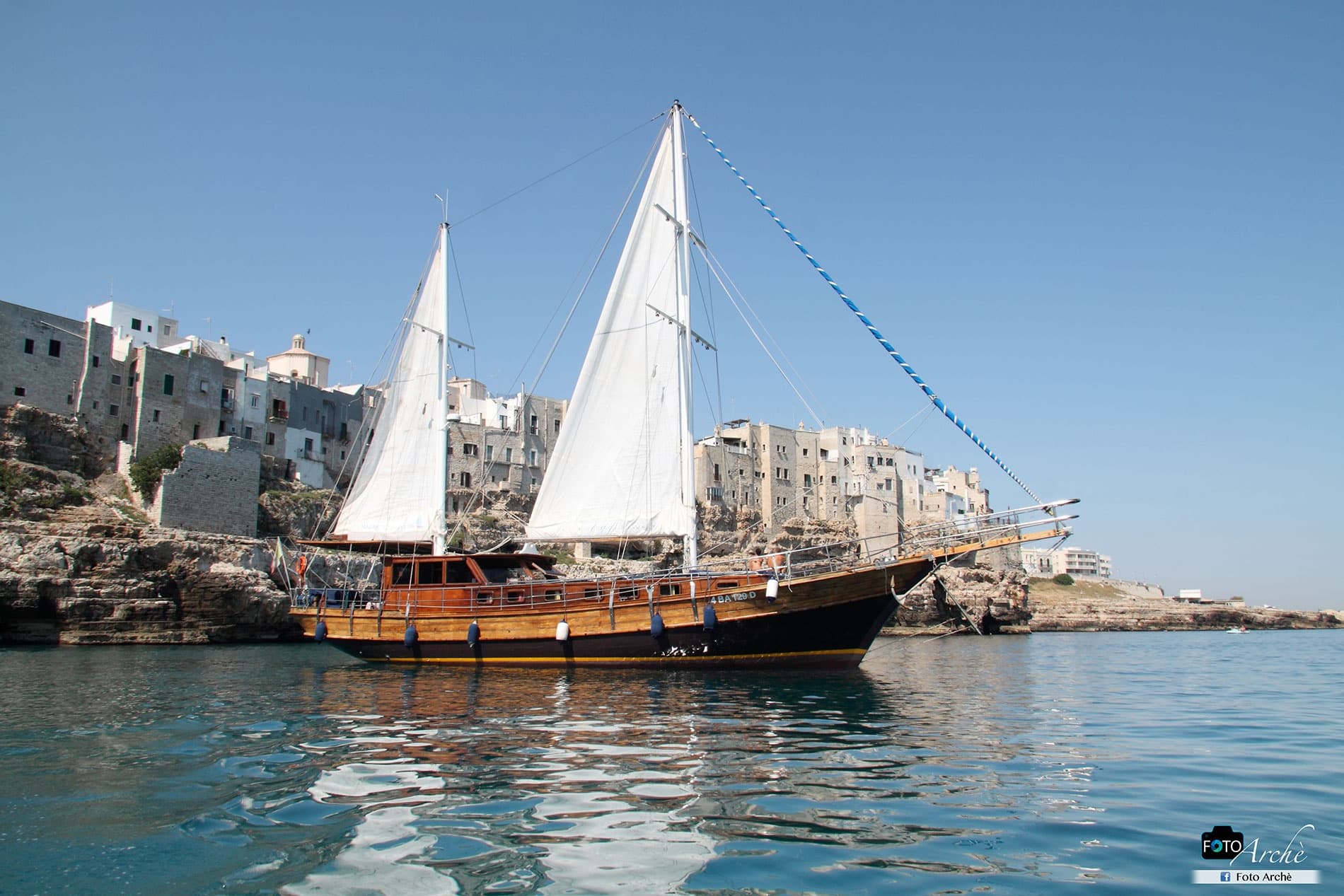 Puglia in Caicco: Coastal Boat Trip & Aperitivo in Monopoli