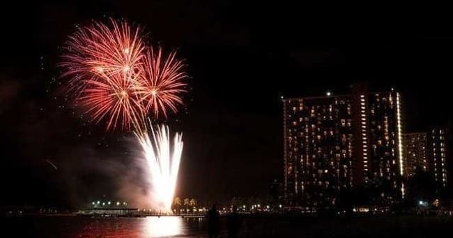 Ring in 2026 on the Manu Kai: New Year’s Eve Fireworks Cruise from Ala Moana Harbor