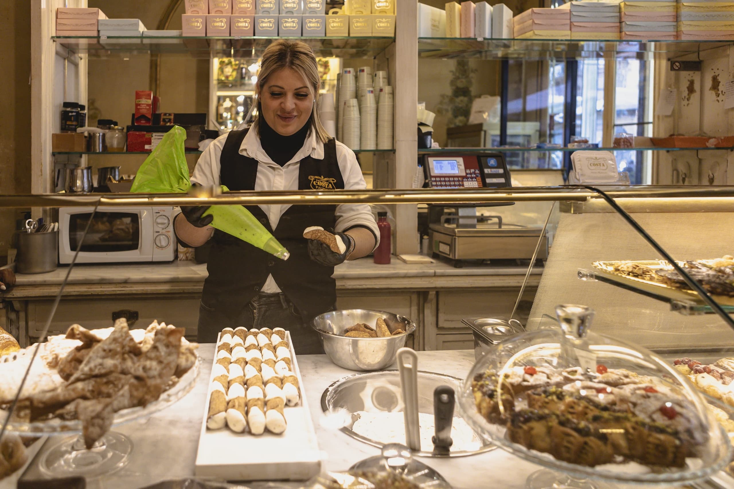 Palermo Evening Food & Wine Tour: La Kalsa, Pizza Lesson & Cannoli photo 4