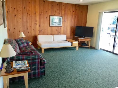 Over-the-Water Condo #3 at Knudson Cove Marina — Waterfront Ketchikan Stay photo 4