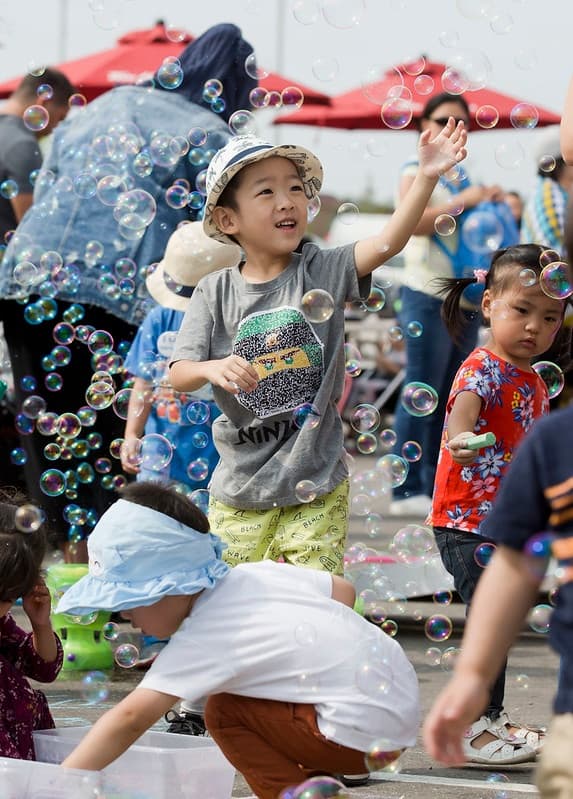 Roaming Bubble Entertainer in Toronto Adds Magic to Outdoor Events