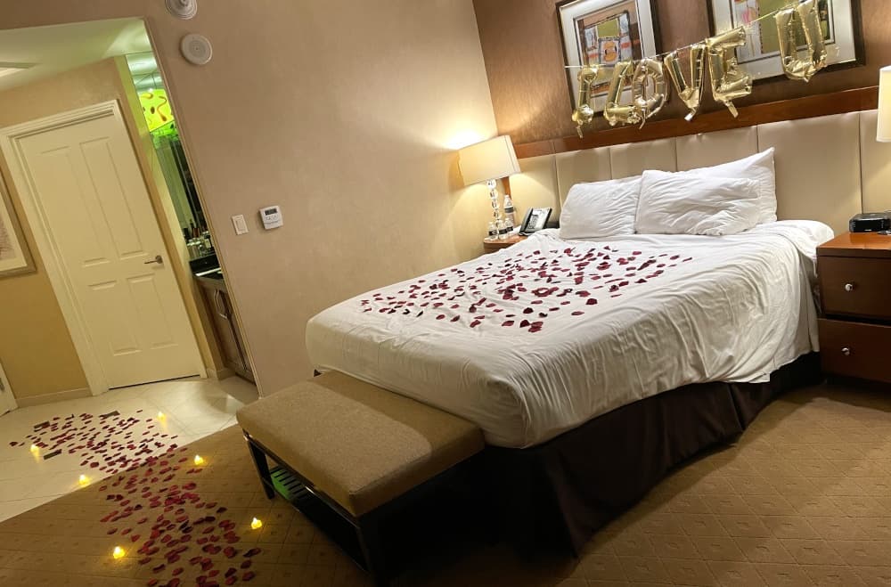 Romantic Hotel Room Decor in Las Vegas, NV