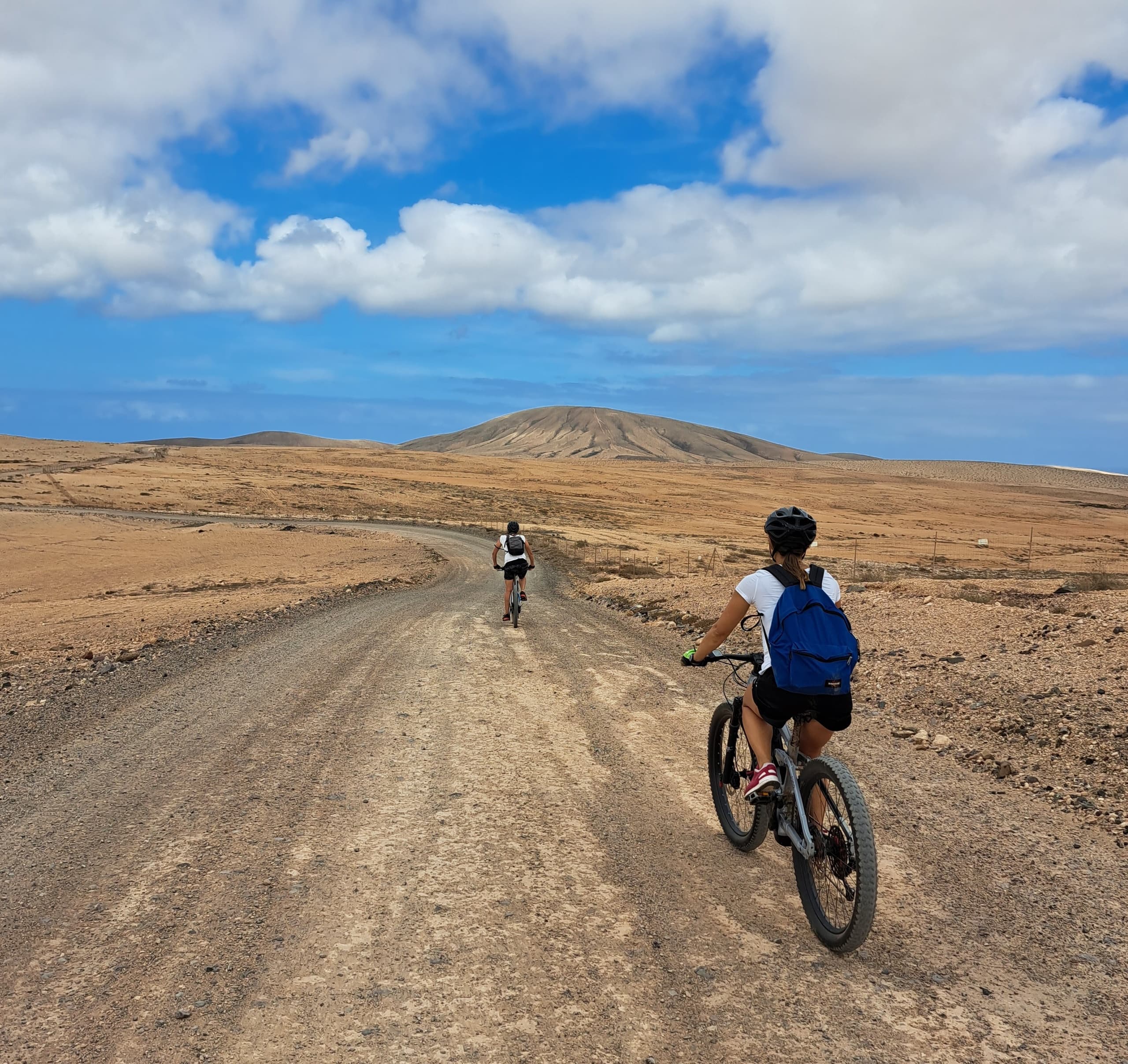 E‑Bike to Tindaya: Volcanic Ridges, Desert Dunes and Playa Popcorn