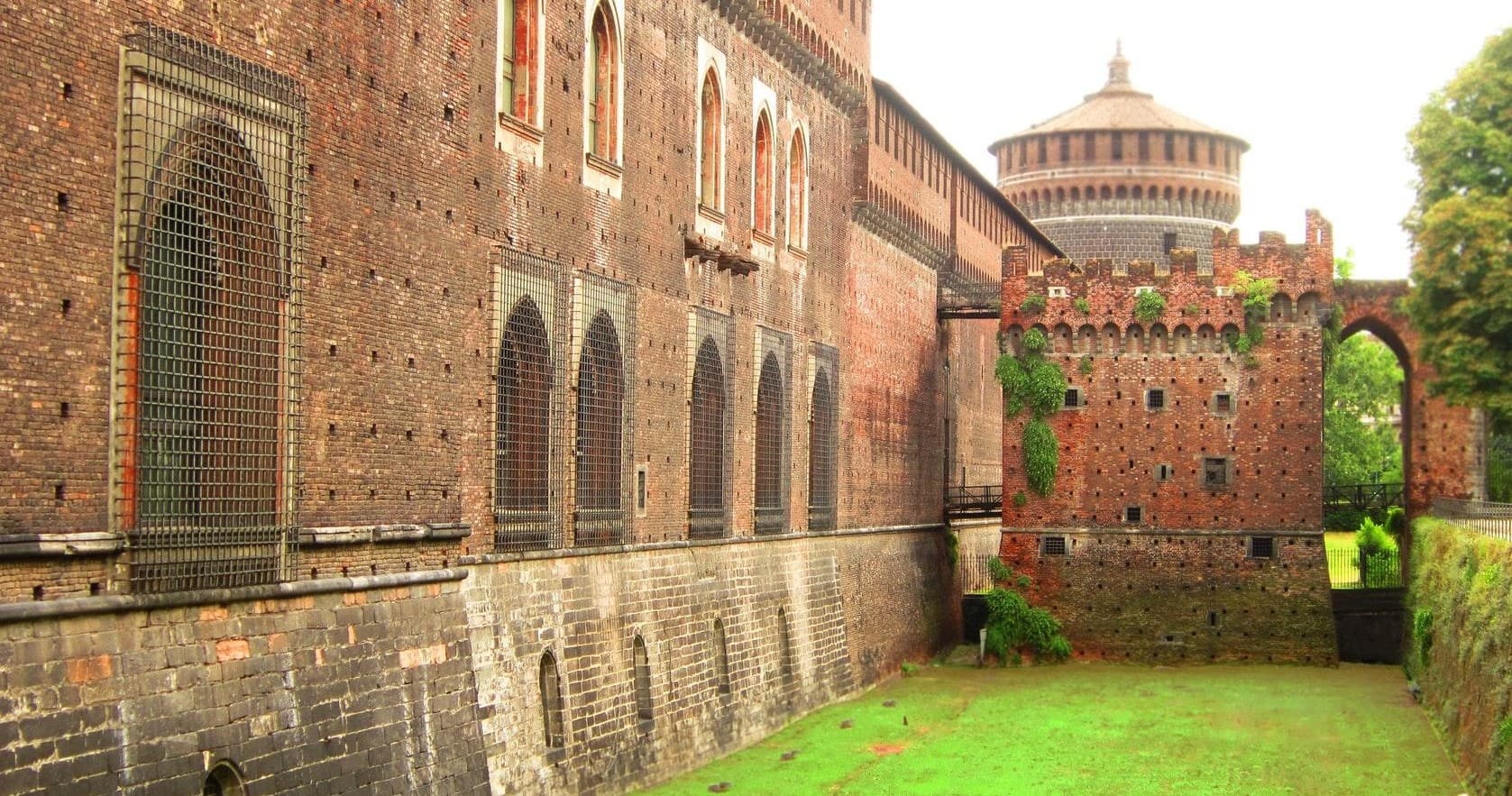 Milan Cultural Tour with Hidden Experiences: Duomo & Castello