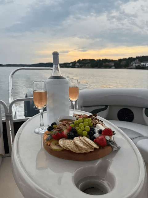 Sunset Cruise on Lake Hickory: 1.5-Hour Small-Group Evening Boat Trip