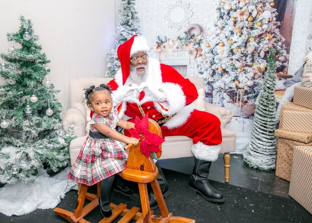 Capture Holiday Magic: Christmas Mini Sessions with Santa at Charlotte’s Top Selfie Museum