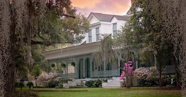 Louisiana's Nighttime Adventure: Myrtles Plantation Private Mystery Tour