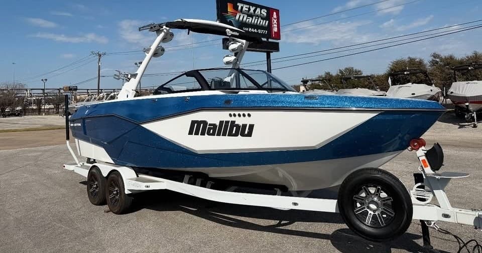 Malibu 25 LSV Wake Boat Charter in Austin, TX