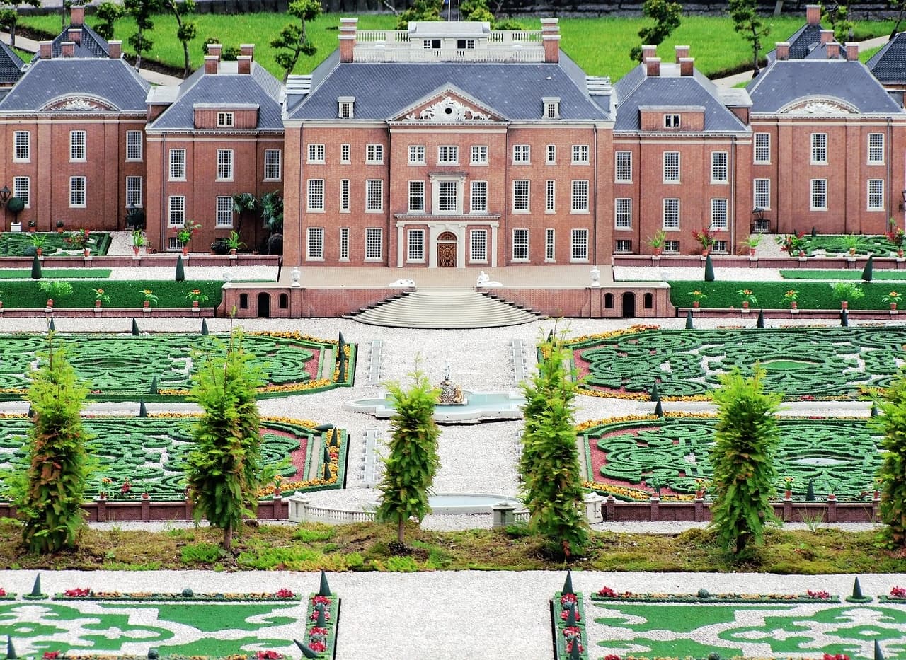 Royal Palaces and Tulip Seas: Private Het Loo Tour from Amsterdam