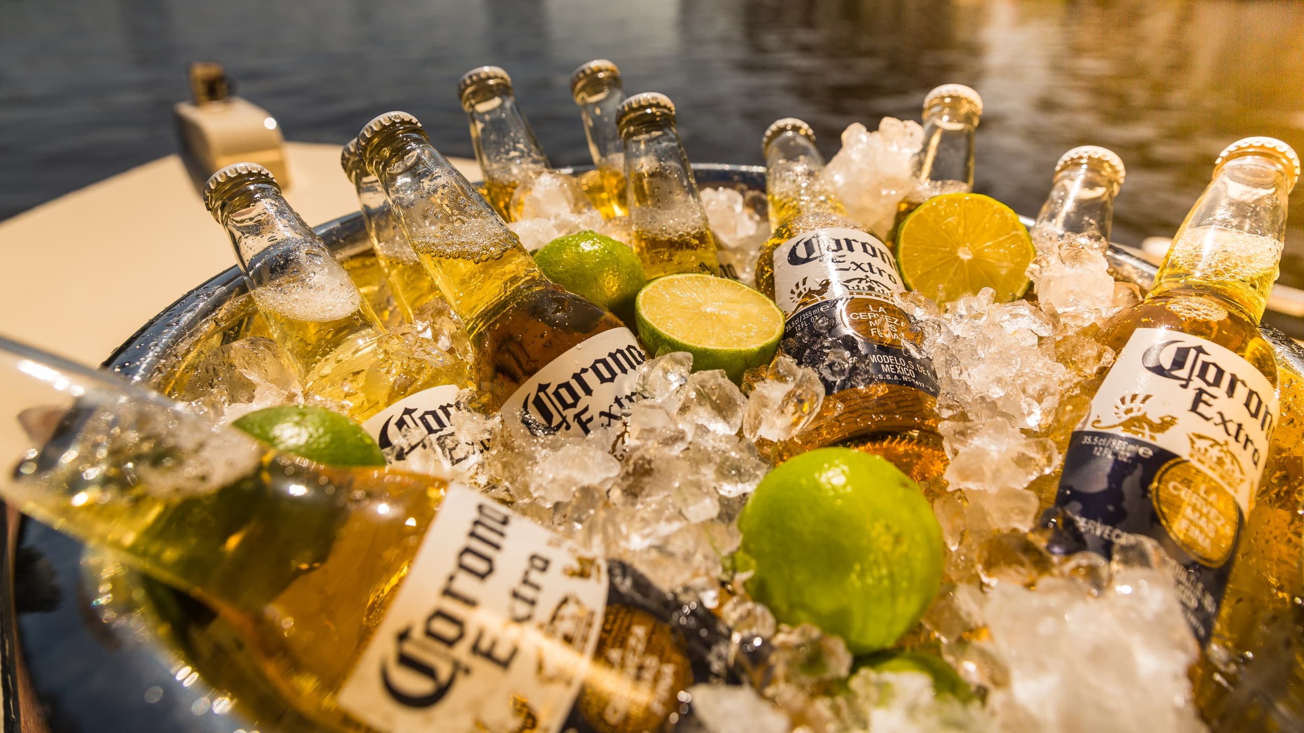 Amsterdam Canal Cruise with Unlimited Drinks Experience