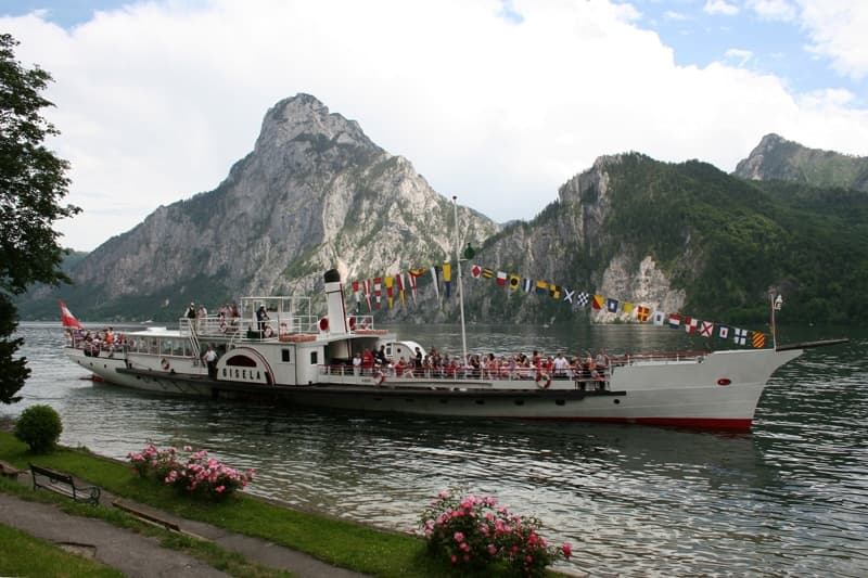 Historic Traunsee paddleboat approaching shore beneath peaks