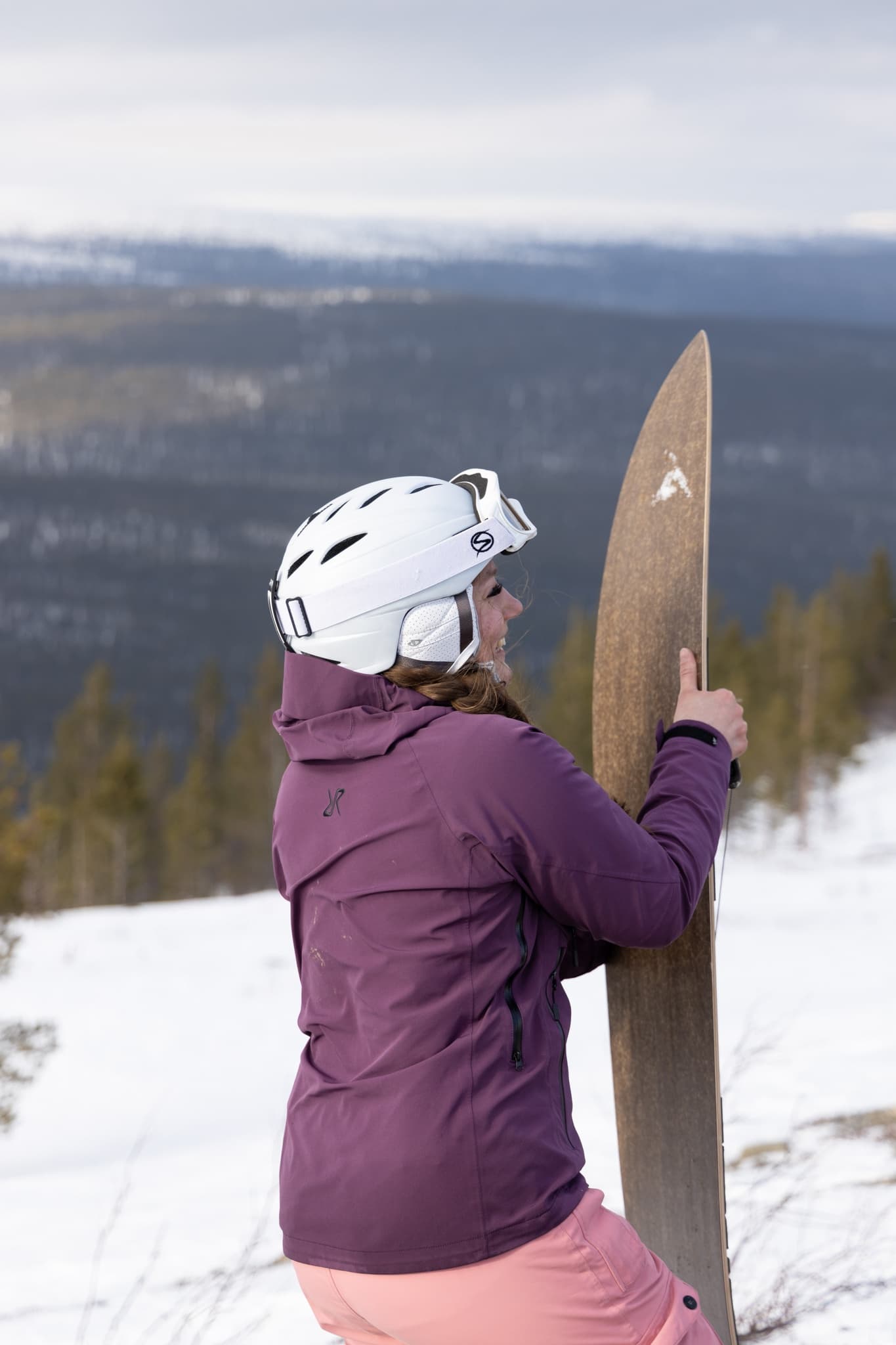 Snow Surf Day Trip in Pyhäjärvi: Powder Snow Surfing & Snowshoe Adventure photo 2