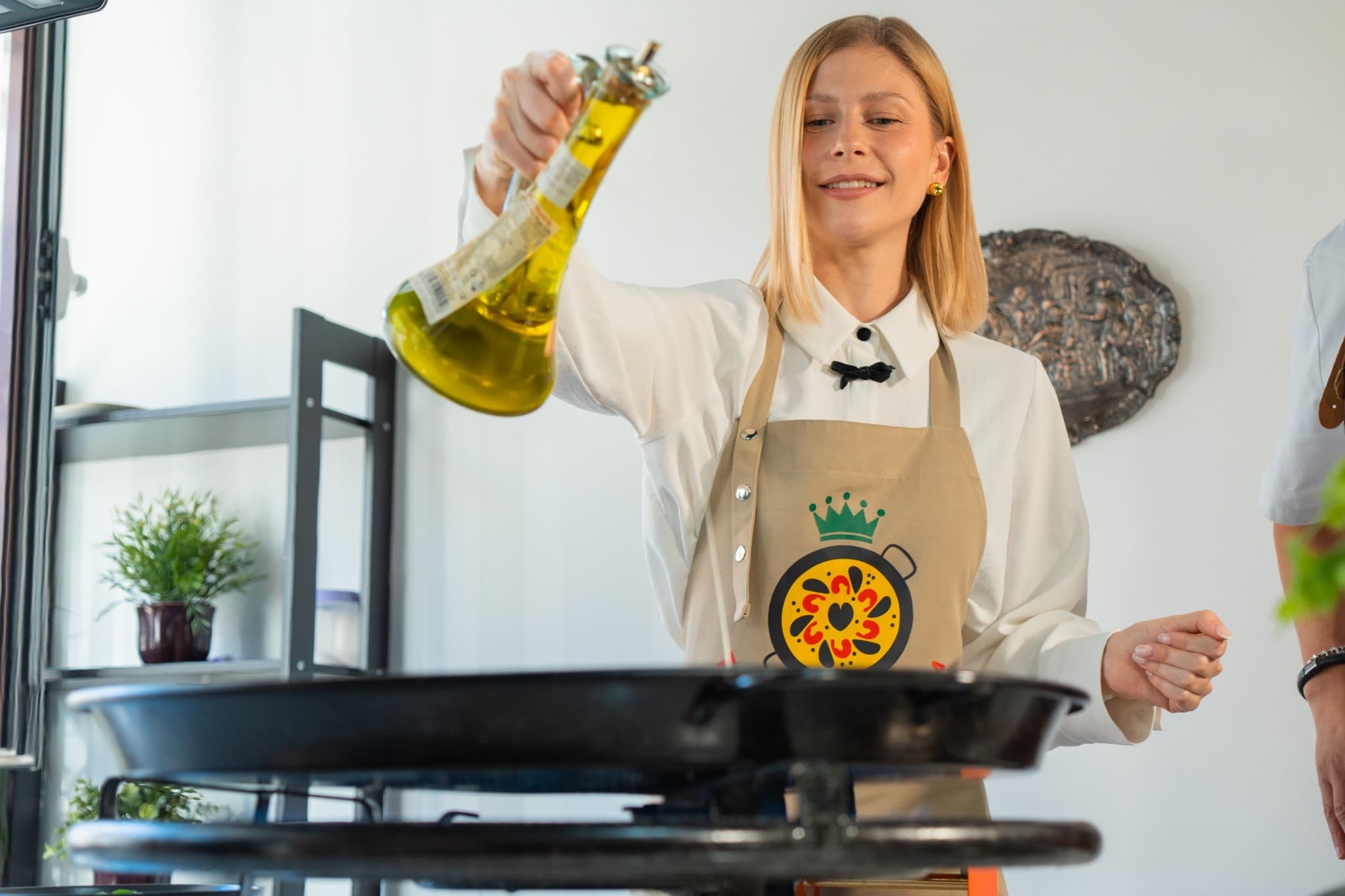 Hands-On Paella in Madrid: Unlimited Wine, Churros & Cooking Near Puerta del Sol