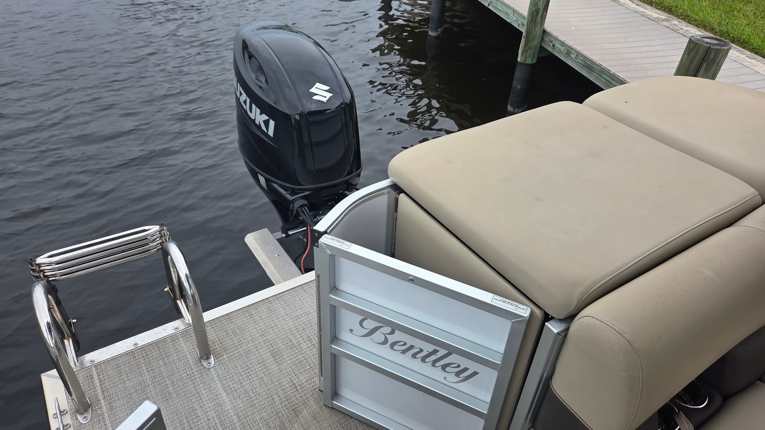 Cruise Cape Coral: Bentley Pontoon 200hp Elite Day Charter photo 3