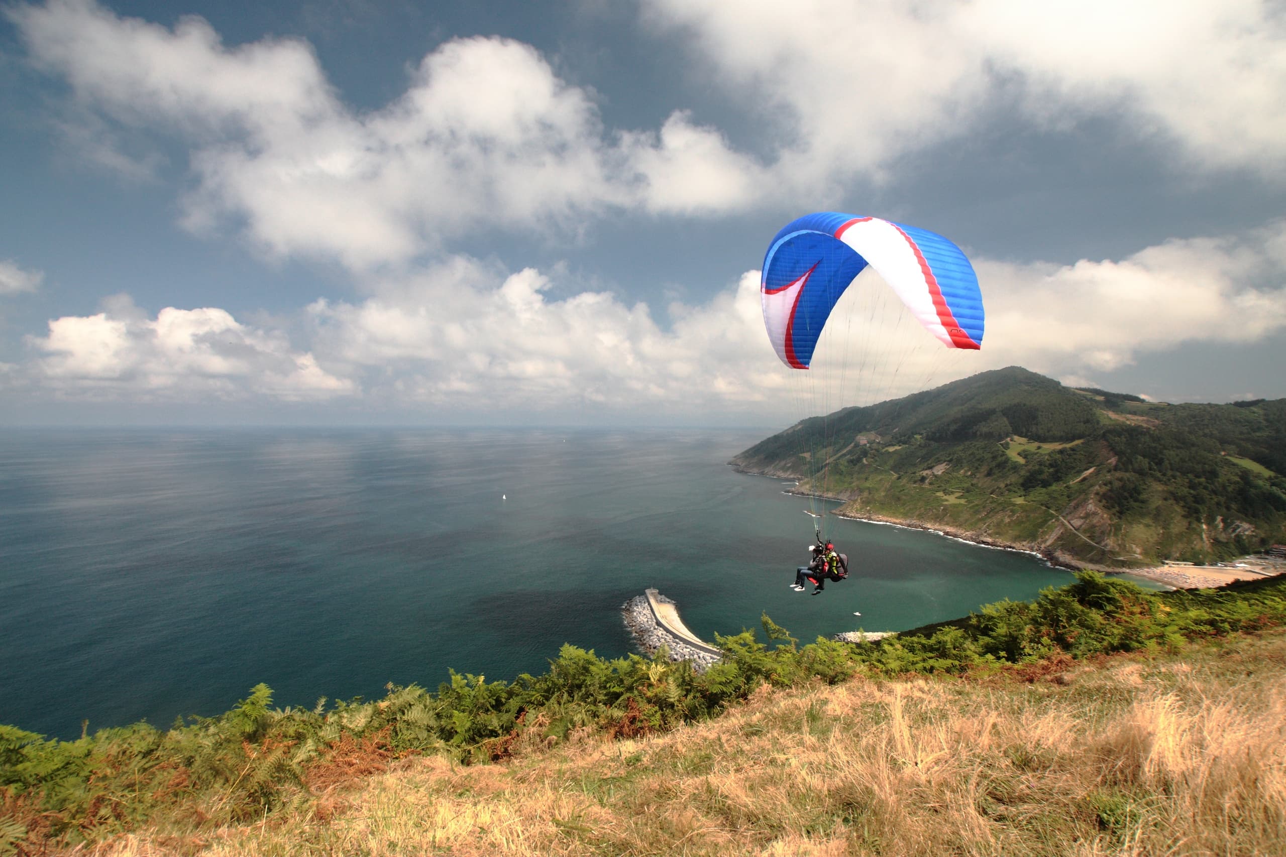 Paragliding Near San Sebastián with Local Experts Tours