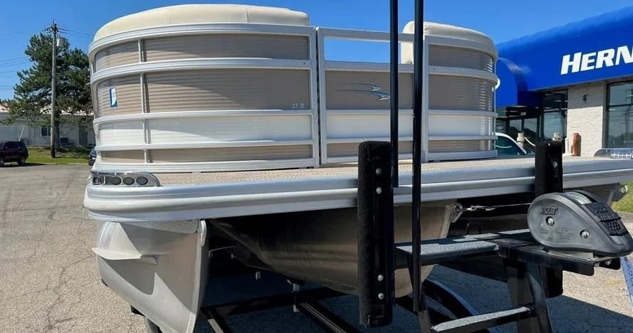 Bennington R25' Tri Toon Rentals in Traverse City, MI