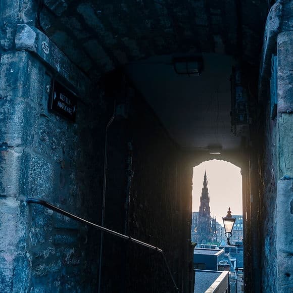 Unearth Edinburgh's Dark Past with Wee Ecosse's Histoires Sombres Tour