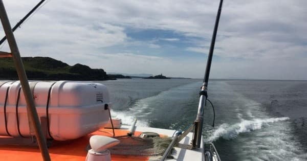 Liferaft on deck with wake trail, open sea excursion view