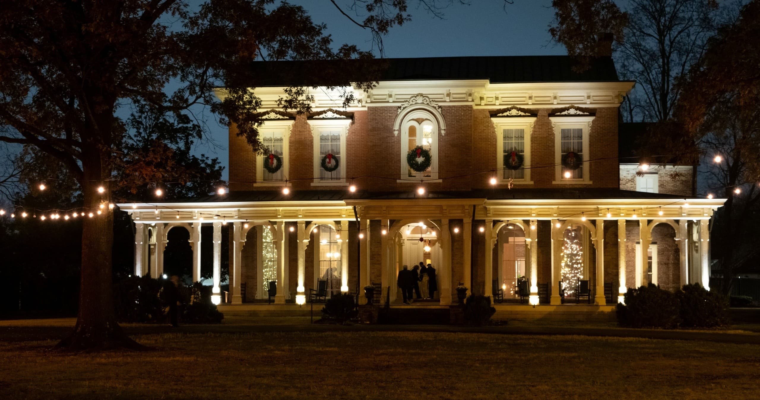 Candlelit Christmas Evenings at Oaklands Mansion in Murfreesboro