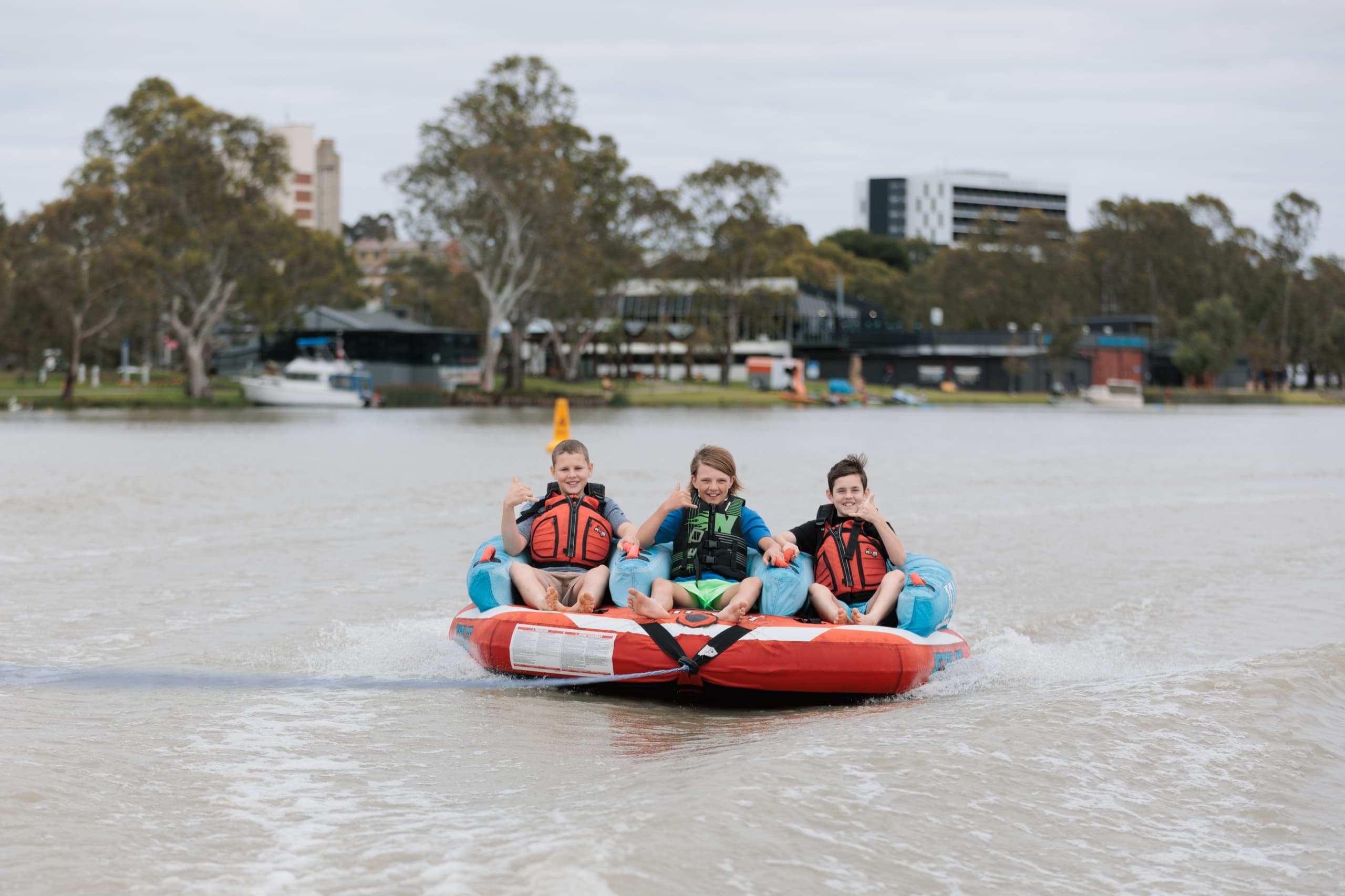 Tubing or River Cruise on the Murray: Short-Run Boat Hire in Murray Bridge