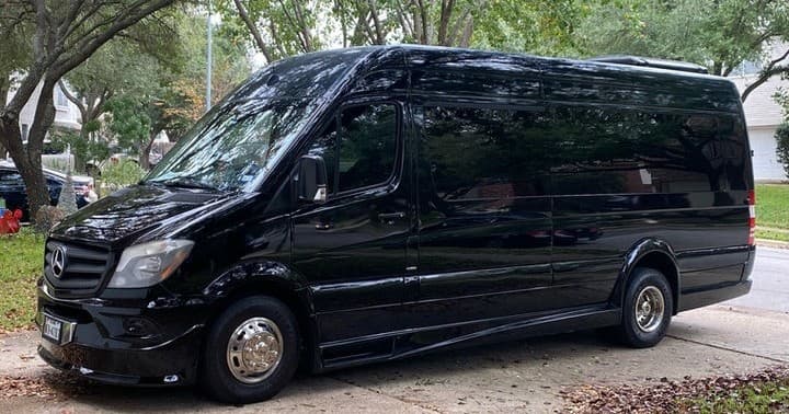 Cruise Austin in Style: The Ultimate 16-Passenger Luxury Party Bus Experience