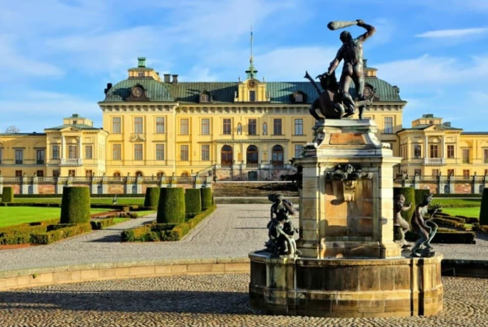 Pedal Through Stockholm: 2-Hour Guided Island Bike Tour