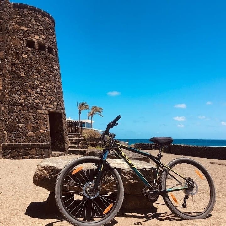 Seaside Bike Rides in Tías: Airport Views, Arrecife Promenade & Costa Teguise Beaches
