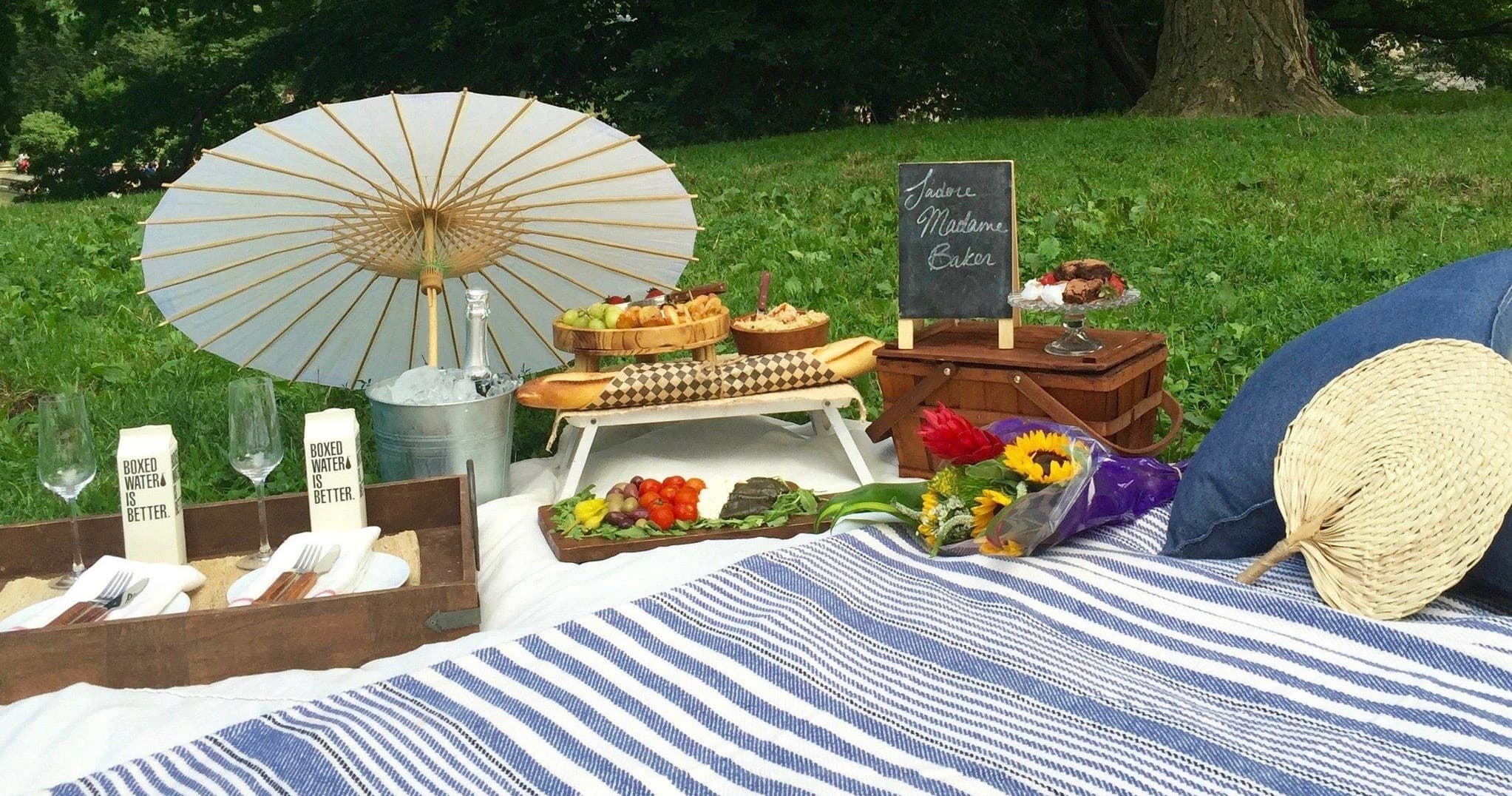 Outdoor Dining & Picnics with Gold Picnic in the Scenic Outdoors