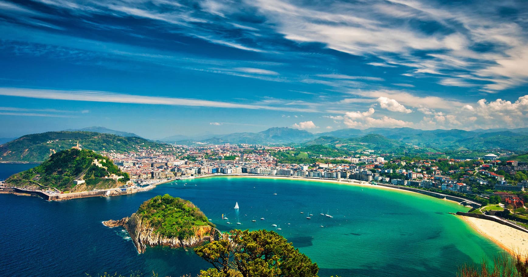 Panoramic coastal walking-tour view of La Concha Bay