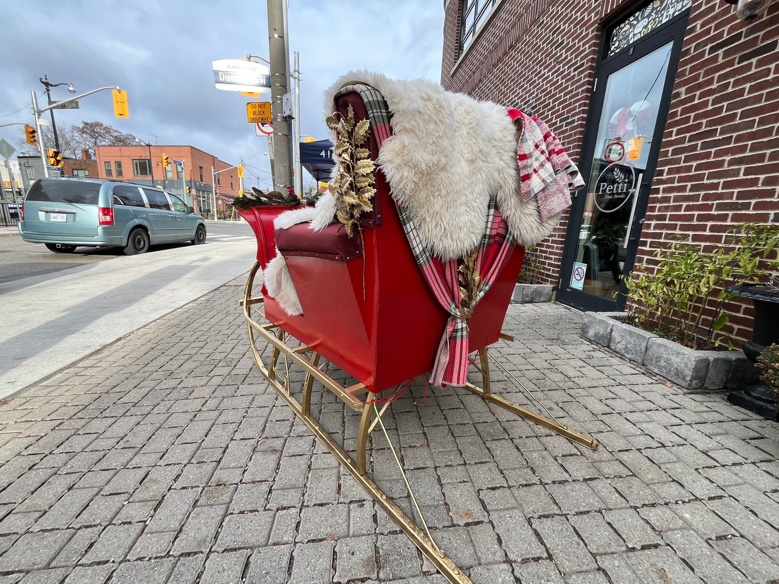 Santa Sleigh Rental in Toronto — Festive Photo-Op & Event Prop Hire photo 3