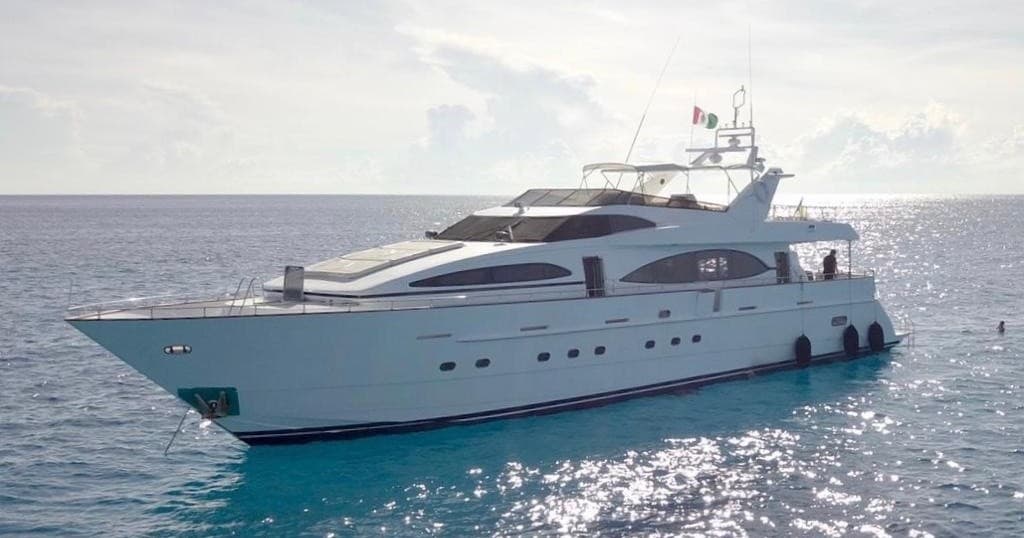 Luxury Yacht Charter in Cancun with 100ft Azimut "Capricho"