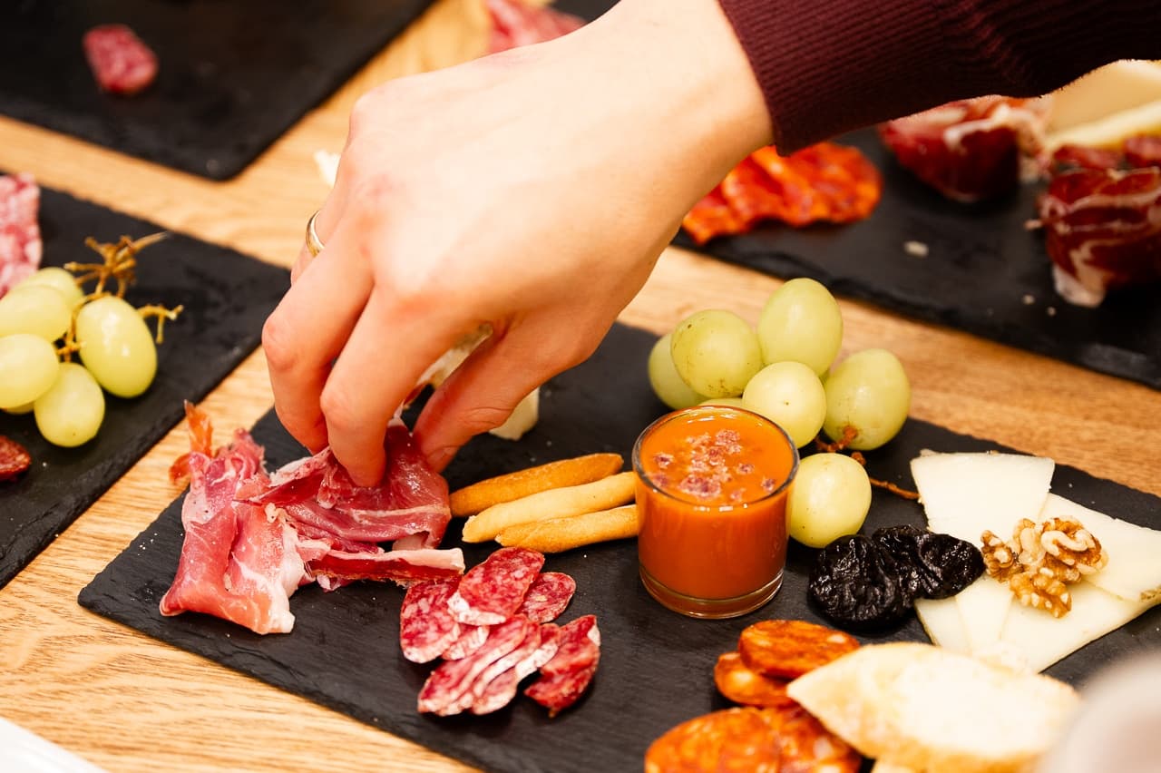 Tapas Near Sagrada Familia: Quick Jamón & Manchego Tasting in L'Eixample