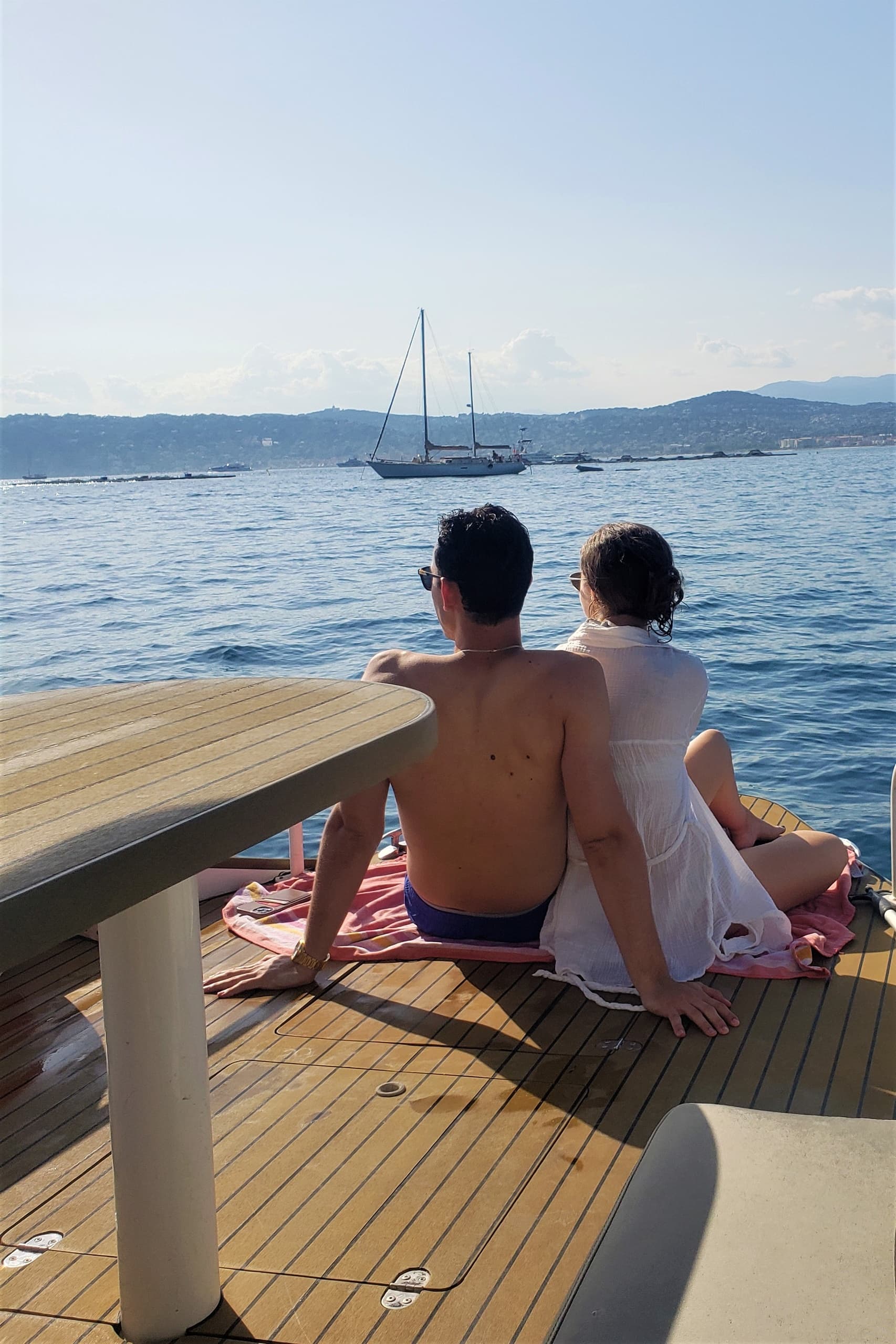 Private Solar Catamaran Hour on the Côte d'Azur — Couple Romantique photo 1