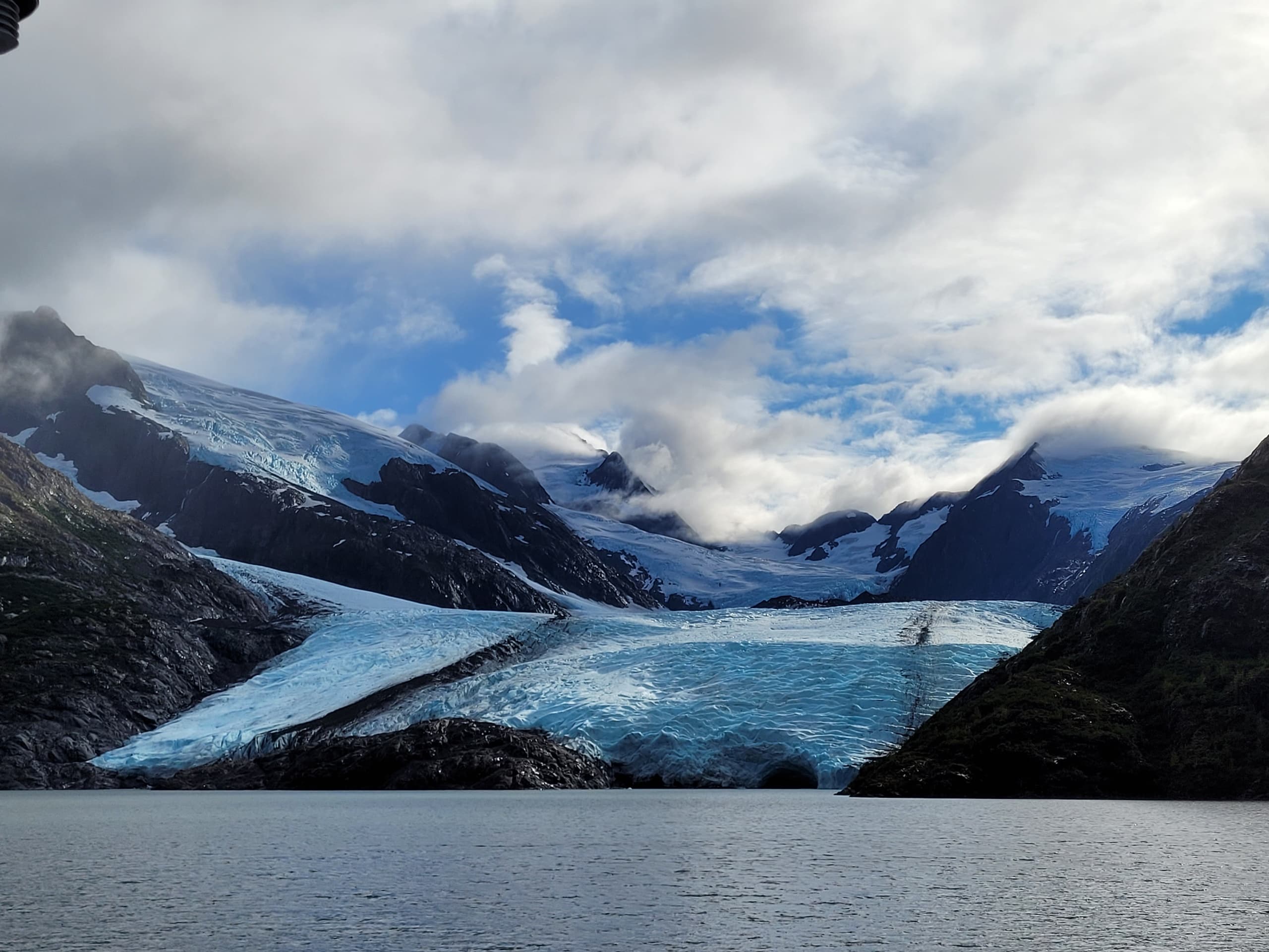 Glacier viewing in Chugach fjord, dramatic blue glacier and water