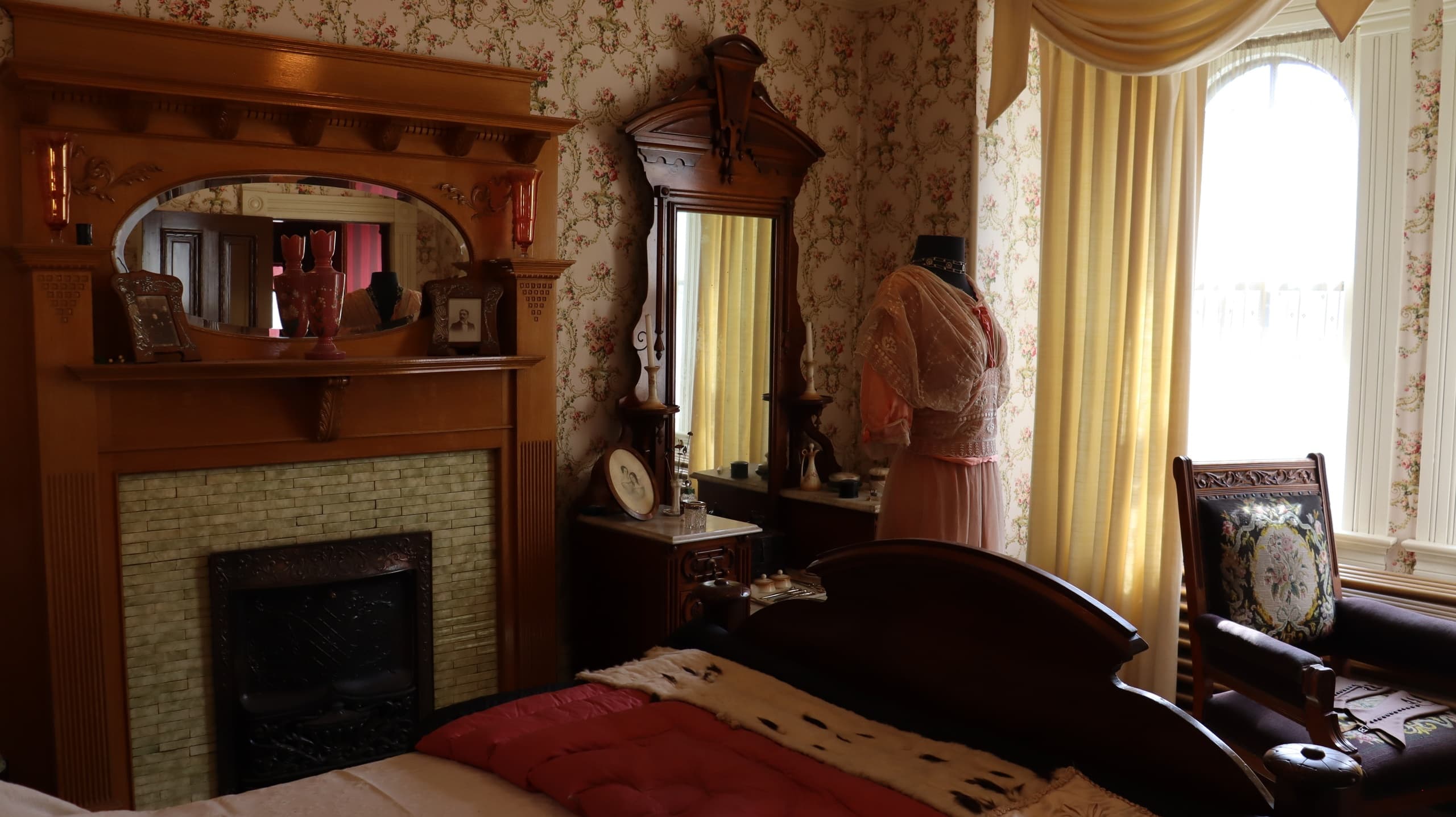 Victorian bedroom exhibit at Dalnavert Museum, historic interior