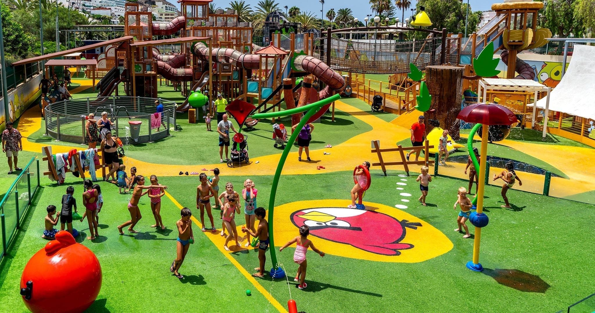 Family Fun at Angry Birds Activity Park in Entrada al parque