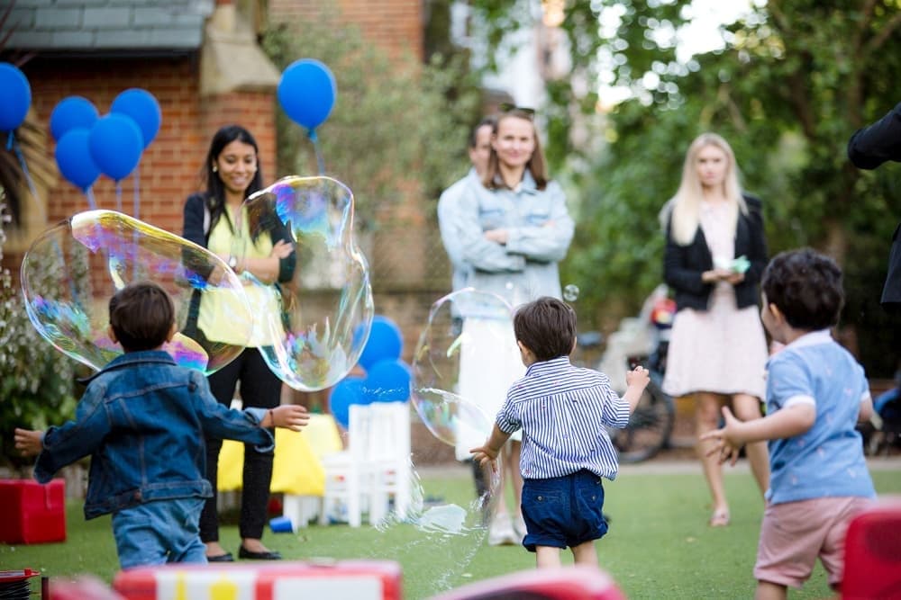 Roaming Bubble Entertainer in Toronto Adds Magic to Outdoor Events photo 2