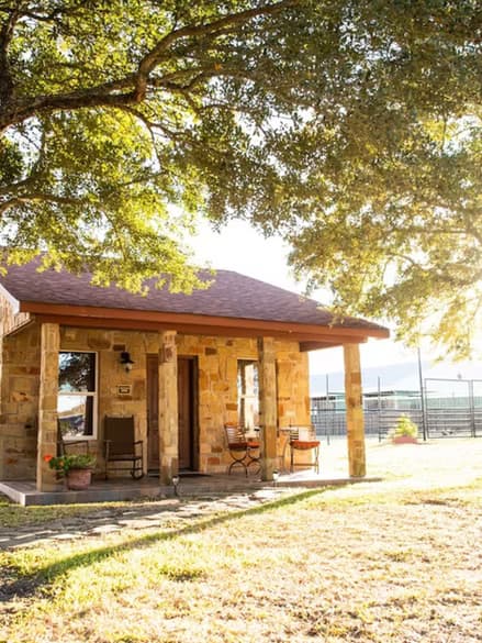 Western Star Cabin: Rustic Texas Getaway Near Brenham's Rolling Prairies photo 2
