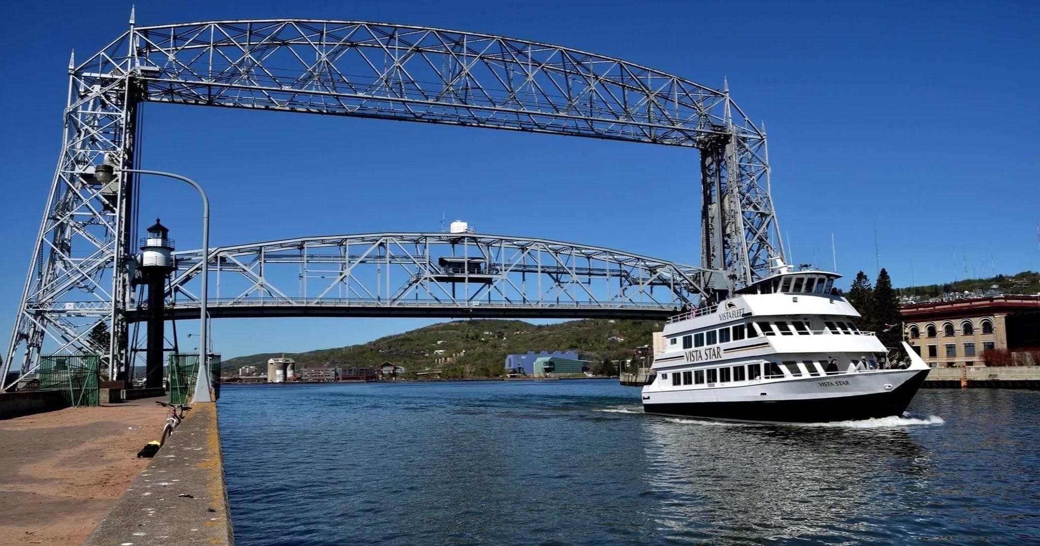 Grand Sightseeing Tour in Duluth Harbor, Minnesota