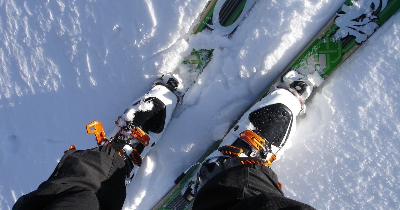 All-Day Ski & Snowboard Rentals in California: 9am-4pm Gear for the Slopes