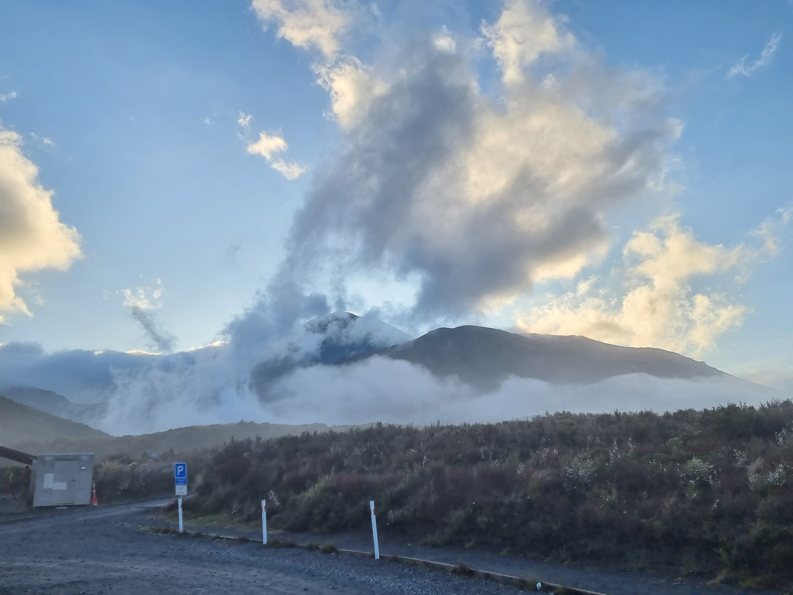 Experience the Tongariro Alpine Crossing: New Zealand’s Premier Day Hike with All-Inclusive Package