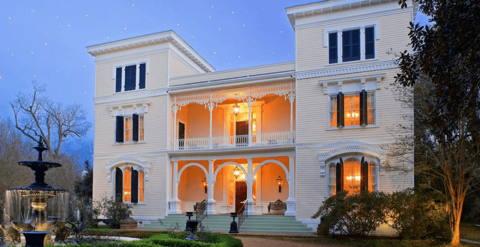 Fall Twilight Tour by Little Easy Tours in Natchez